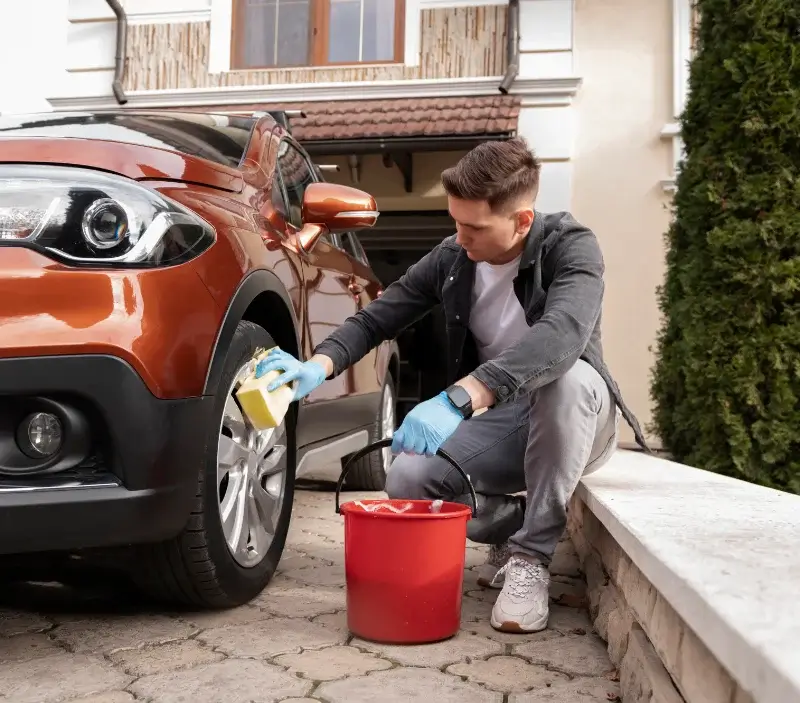Lavage auto à domicile Cuverville : professionnel intervenant sur un véhicule